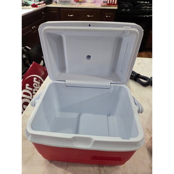Rubbermaid 6 Pack Cooler Lunch Box Never Used - Picture 2 of 6